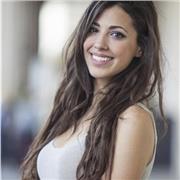 Sono una terapista della neuro e psicomotricità dell'età evolutiva. Lavoro nell'ambito della riabilitazione e del sostegno scolastico. Sono un'attrice e faccio teatro con grandi e piccini